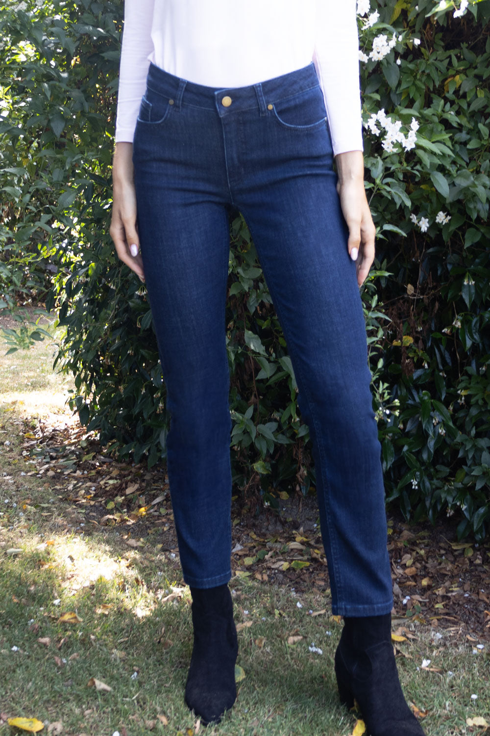 https://cdn.shopify.com/s/files/1/0368/5521/8235/files/olives-no2moro-aw26-sophie-indigo-wash-02.jpg