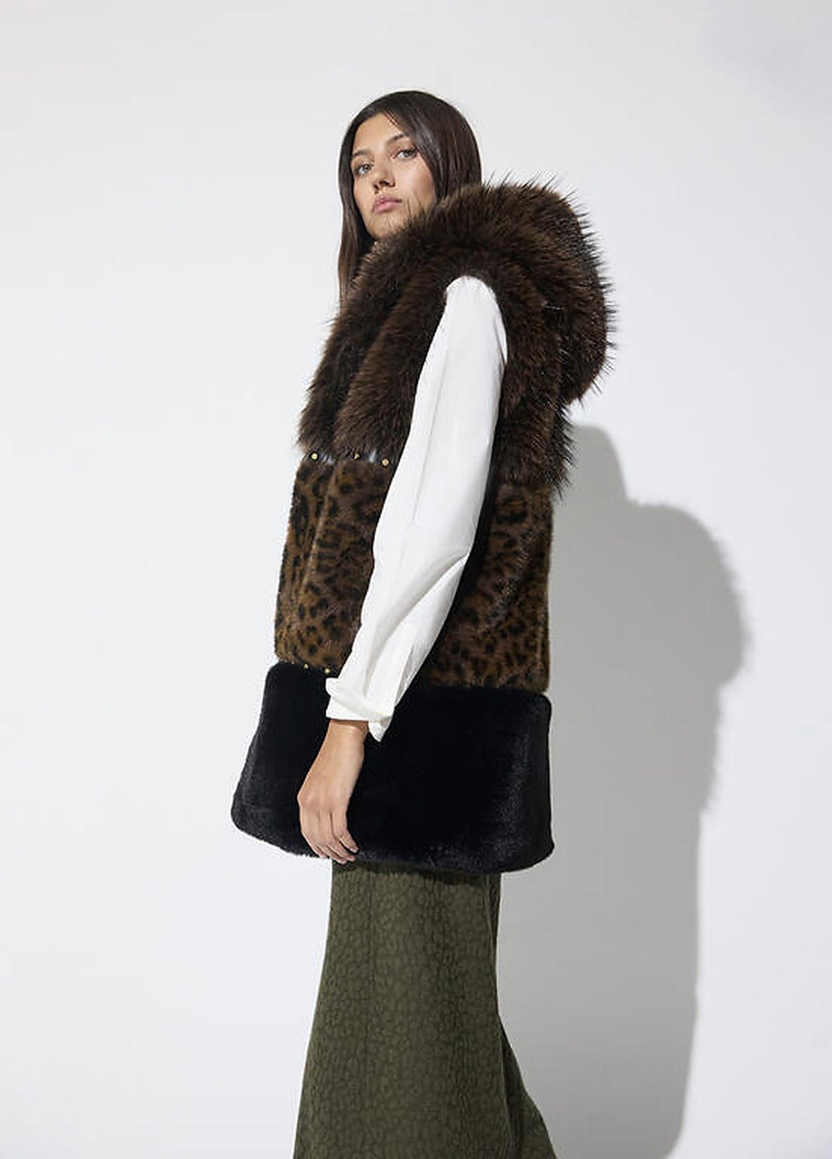 https://cdn.shopify.com/s/files/1/0368/5521/8235/files/olives-restored-aw26-lola-casademunt-gilet-palma-lf2601017-02.jpg?v=1792433205