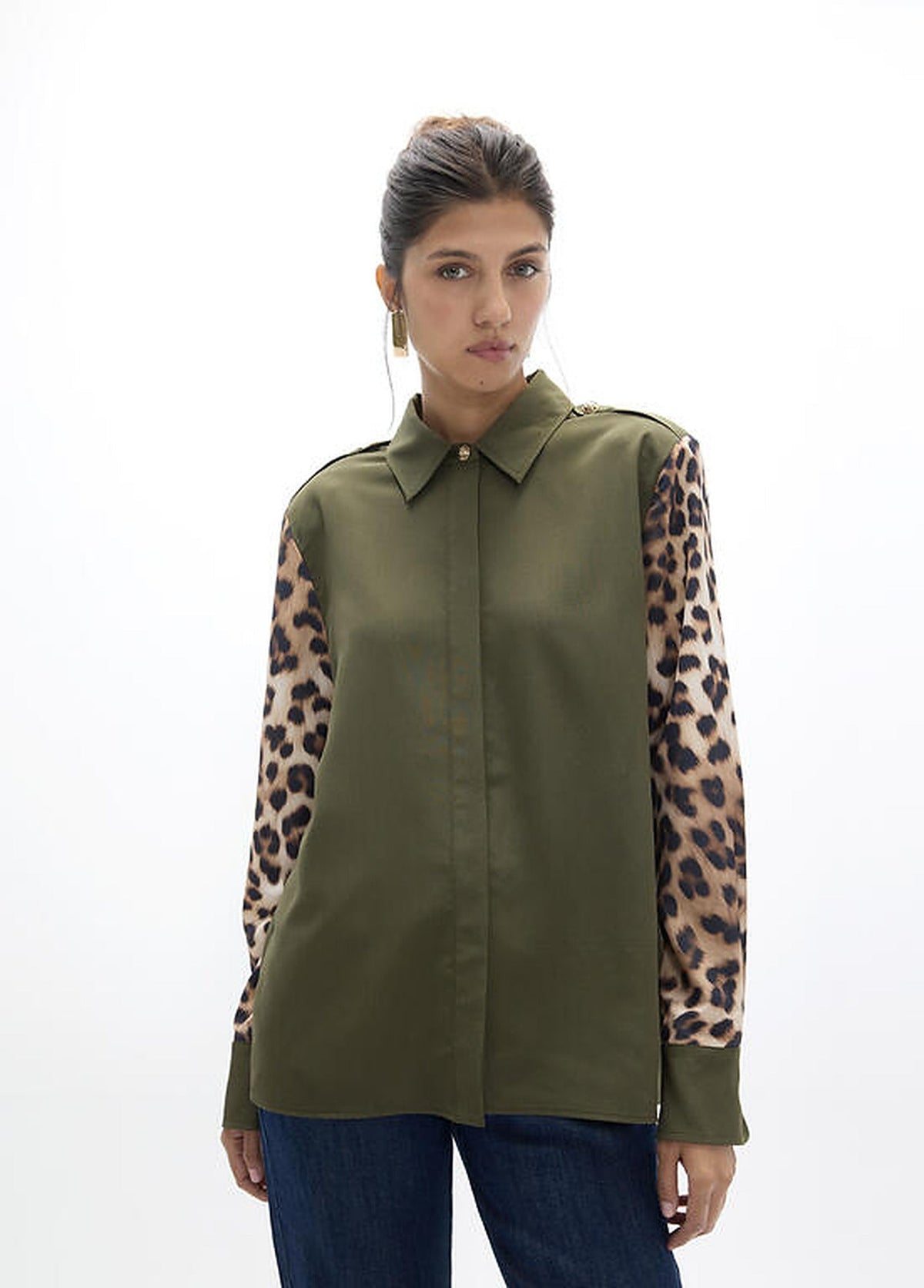 https://cdn.shopify.com/s/files/1/0368/5521/8235/files/olives-restored-aw26-lola-casademunt-shirt-rocio-lf2615032-01.jpg?v=1792432281