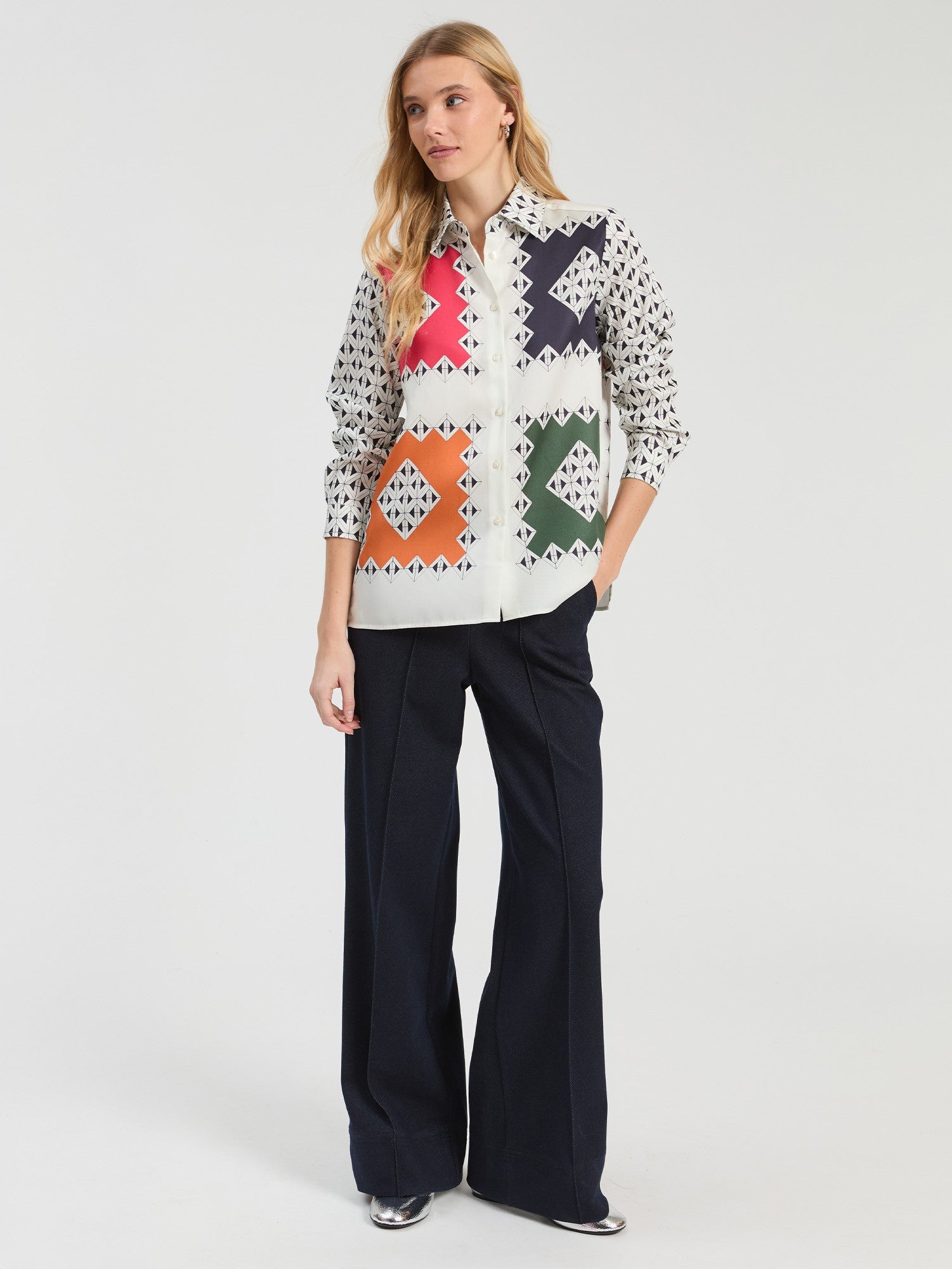 https://cdn.shopify.com/s/files/1/0368/5521/8235/files/olives-vilagallo-aw26-33804-cmtee6w003-01-model-front.jpg