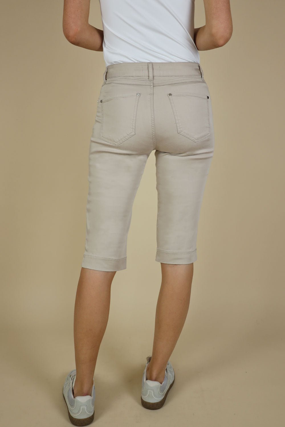 https://cdn.shopify.com/s/files/1/0582/3165/2539/files/remi-shorts-4738735.jpg